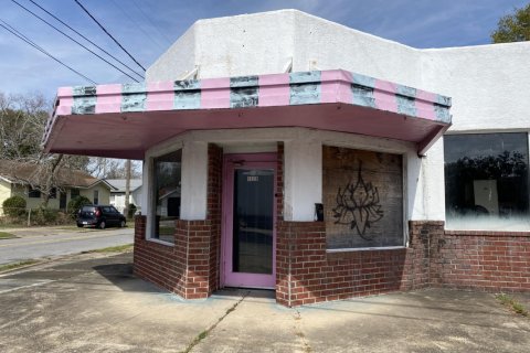 Commercial property in Pensacola, Florida № 561361 - photo 1