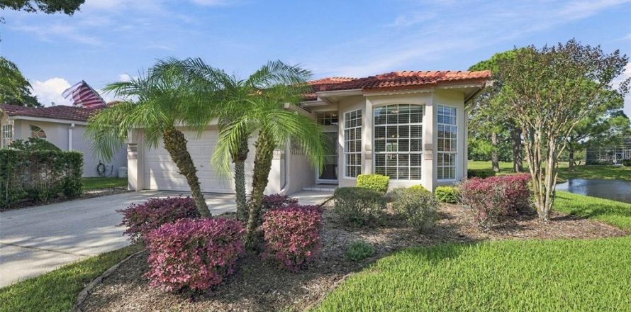 House in Tarpon Springs, Florida 2 bedrooms, 155.43 sq.m. № 2428869