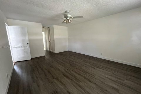 House in Davie, Florida 3 bedrooms, 164.53 sq.m. № 1938947 - photo 11