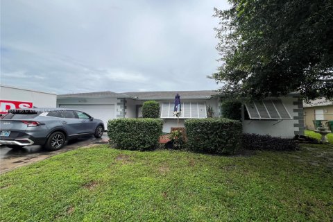 House in Davie, Florida 3 bedrooms, 164.53 sq.m. № 1938947 - photo 1