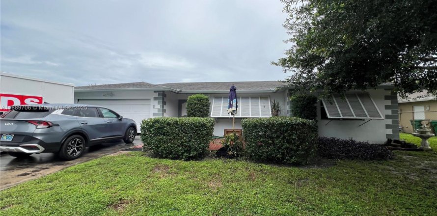 House in Davie, Florida 3 bedrooms, 164.53 sq.m. № 1938947