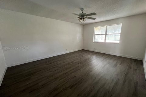 House in Davie, Florida 3 bedrooms, 164.53 sq.m. № 1938947 - photo 10