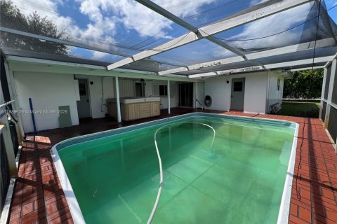 House in Davie, Florida 3 bedrooms, 164.53 sq.m. № 1938947 - photo 15