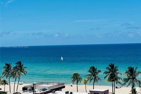 Condominio en alquiler en Hollywood, Florida, 2 dormitorios, 134.71 m2 № 1592291 - foto 2