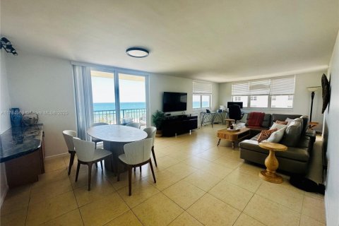 Condominio en alquiler en Hollywood, Florida, 2 dormitorios, 134.71 m2 № 1592291 - foto 8