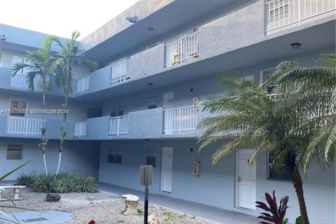 Condo in Hialeah, Florida, 2 bedrooms № 2031480