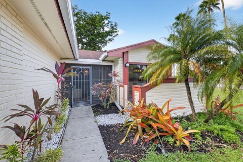 House in Boynton Beach, Florida 4 bedrooms, 131.83 sq.m. № 2082103 - photo 4