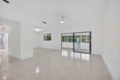 House in Boynton Beach, Florida 4 bedrooms, 131.83 sq.m. № 2082103 - photo 12