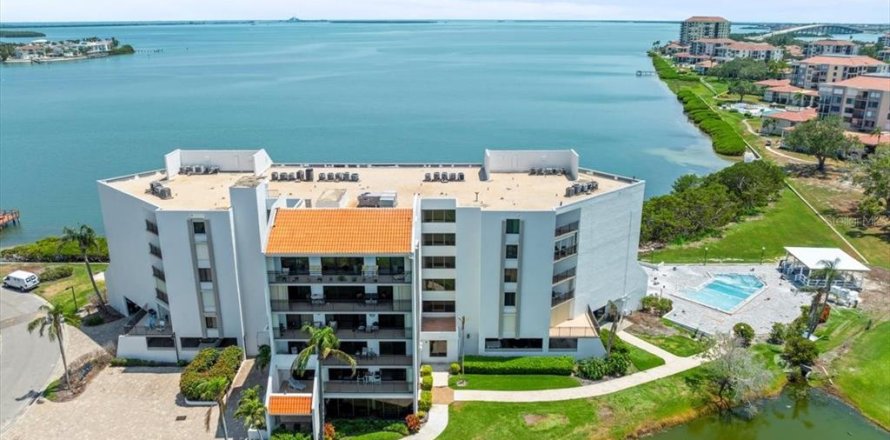 Condo in Saint Petersburg, Florida, 3 bedrooms № 1679652