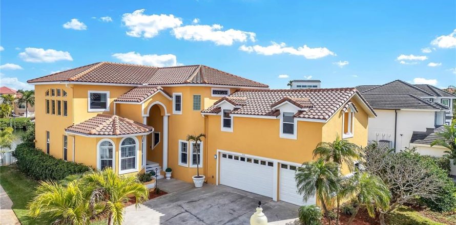 House in Apollo Beach, Florida 4 bedrooms, 301.1 sq.m. № 2116522