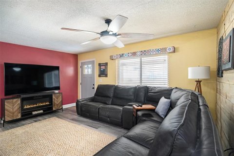 House in Pinellas Park, Florida 4 bedrooms, 129.69 sq.m. № 1843262 - photo 8