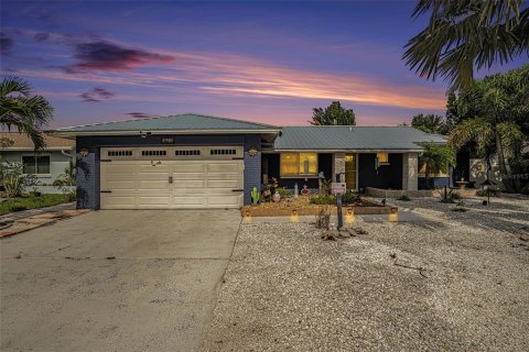 House in Pinellas Park, Florida 4 bedrooms, 129.69 sq.m. № 1843262 - photo 21