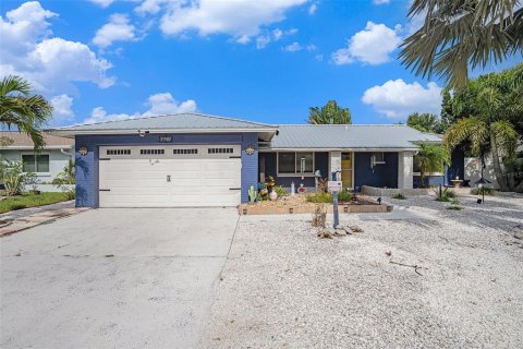 House in Pinellas Park, Florida 4 bedrooms, 129.69 sq.m. № 1843262 - photo 1