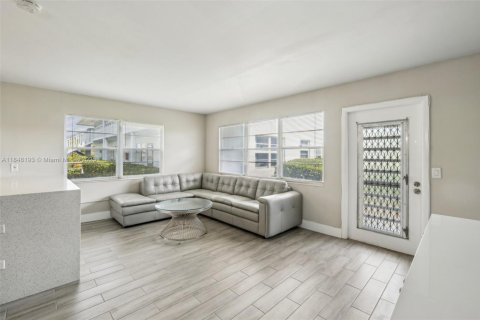 Condominio en venta en Deerfield Beach, Florida, 1 dormitorio, 65.03 m2 № 1848885 - foto 2