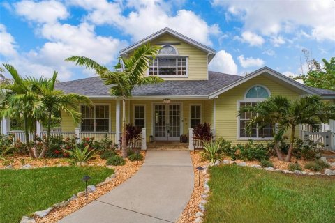 House in Palm Harbor, Florida 3 bedrooms, 246.01 sq.m. № 2227039