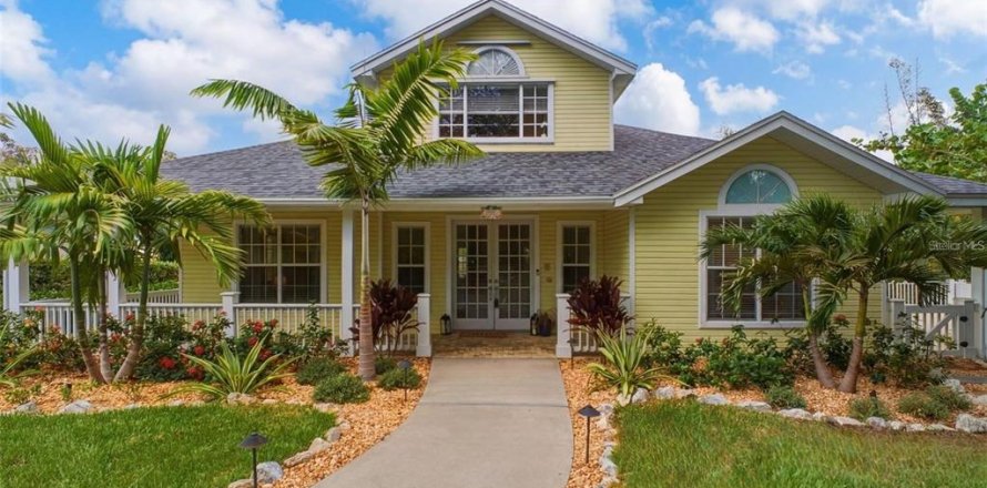 House in Palm Harbor, Florida 3 bedrooms, 246.01 sq.m. № 2227039