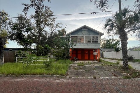 House in Saint Petersburg, Florida 2 bedrooms, 46.45 sq.m. № 1870476 - photo 1