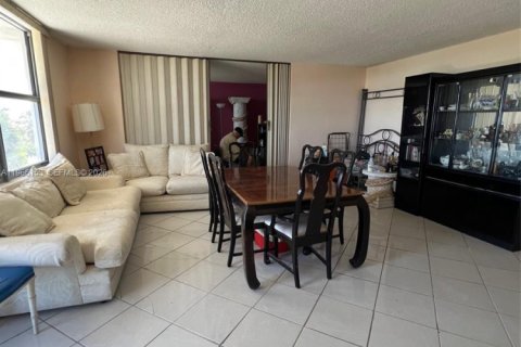 Condo in Surfside, Florida, 2 bedrooms  № 2081276 - photo 8