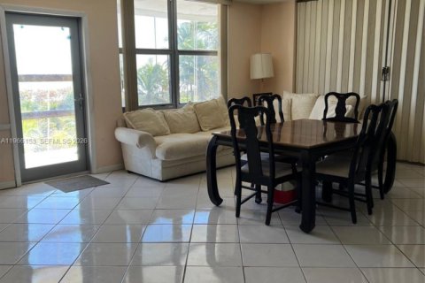 Condo in Surfside, Florida, 2 bedrooms  № 2081276 - photo 4