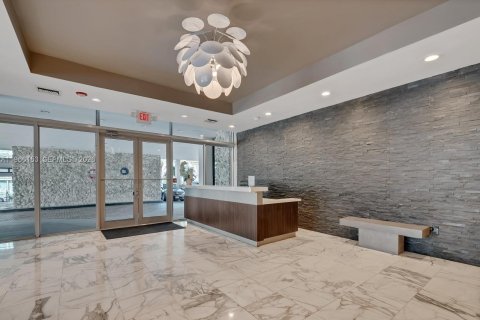 Condo in Surfside, Florida, 2 bedrooms  № 2081276 - photo 17