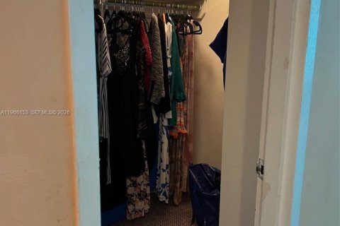 Condo in Surfside, Florida, 2 bedrooms  № 2081276 - photo 15