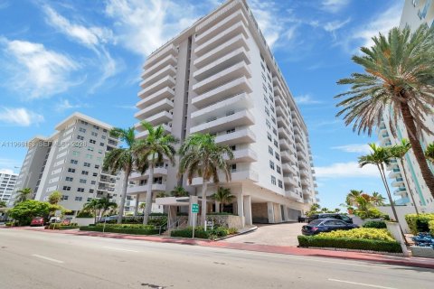 Condo in Surfside, Florida, 2 bedrooms  № 2081276