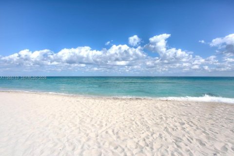 Condo in Surfside, Florida, 2 bedrooms  № 2081276 - photo 20