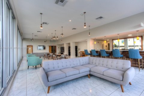 Condo in Surfside, Florida, 2 bedrooms  № 2081276 - photo 19