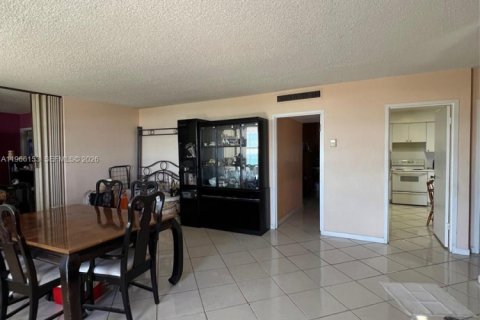 Condo in Surfside, Florida, 2 bedrooms  № 2081276 - photo 5