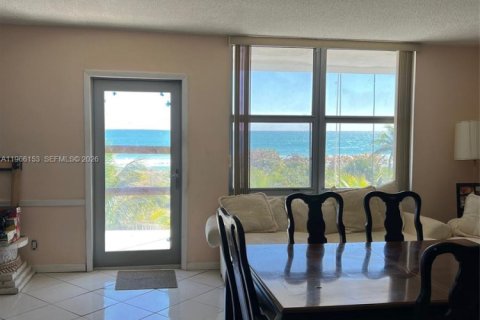 Condo in Surfside, Florida, 2 bedrooms  № 2081276 - photo 3