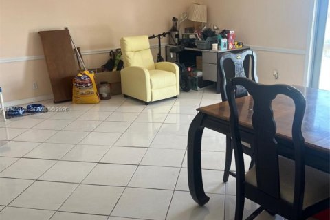 Condo in Surfside, Florida, 2 bedrooms  № 2081276 - photo 7