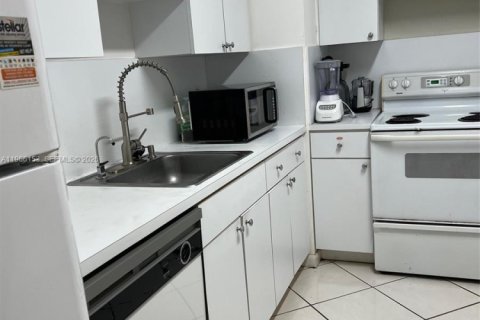 Condo in Surfside, Florida, 2 bedrooms  № 2081276 - photo 10