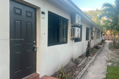 Commercial property in Miami, Florida 202.53 sq.m. № 1957588 - photo 12