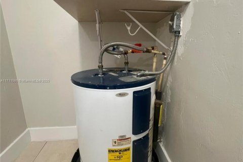 Commercial property in Miami, Florida 202.53 sq.m. № 1957588 - photo 22