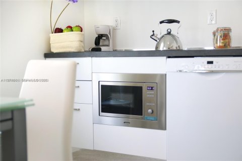 Condo in Miami Beach, Florida, 2 bedrooms  № 2053110 - photo 13