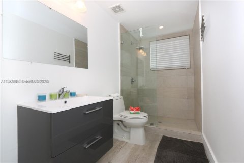 Condo in Miami Beach, Florida, 2 bedrooms  № 2053110 - photo 9