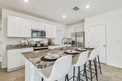 House in New Port Richey, Florida 5 bedrooms, 227.33 sq.m. № 1917814 - photo 17