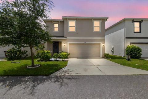 House in New Port Richey, Florida 5 bedrooms, 227.33 sq.m. № 1917814 - photo 1