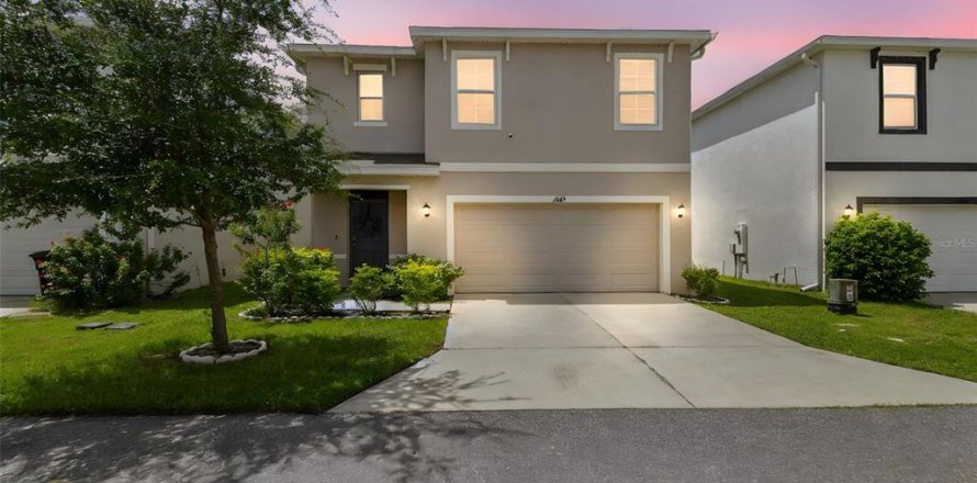 House in New Port Richey, Florida 5 bedrooms, 227.33 sq.m. № 1917814