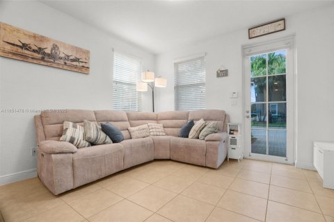 Condo in Pembroke Pines, Florida, 2 bedrooms  № 1858600 - photo 9