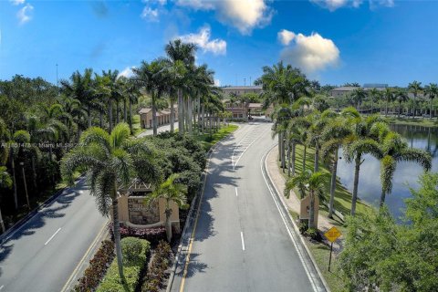 Condo in Pembroke Pines, Florida, 2 bedrooms  № 1858600 - photo 1