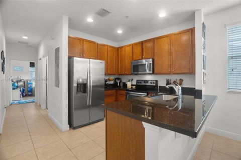 Condo in Pembroke Pines, Florida, 2 bedrooms  № 1858600 - photo 13