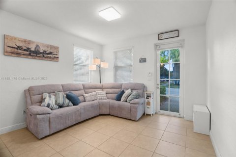 Condo in Pembroke Pines, Florida, 2 bedrooms  № 1858600 - photo 8