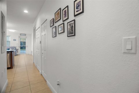 Condo in Pembroke Pines, Florida, 2 bedrooms  № 1858600 - photo 17