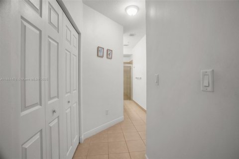 Condo in Pembroke Pines, Florida, 2 bedrooms  № 1858600 - photo 20
