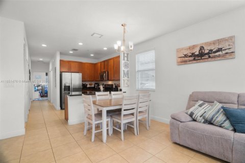 Condo in Pembroke Pines, Florida, 2 bedrooms  № 1858600 - photo 11