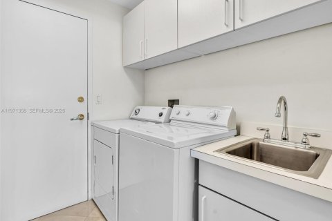 Condominio en venta en Bal Harbour, Florida, 2 dormitorios, 190.45 m2 № 2032256 - foto 26