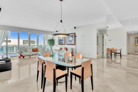 Condominio en venta en Bal Harbour, Florida, 2 dormitorios, 190.45 m2 № 2032256 - foto 11