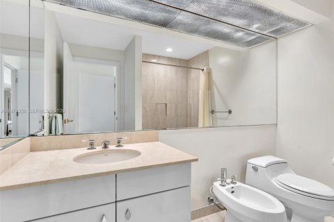 Condominio en venta en Bal Harbour, Florida, 2 dormitorios, 190.45 m2 № 2032256 - foto 29