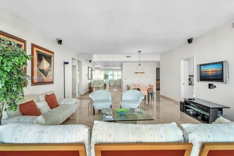 Condominio en venta en Bal Harbour, Florida, 2 dormitorios, 190.45 m2 № 2032256 - foto 17